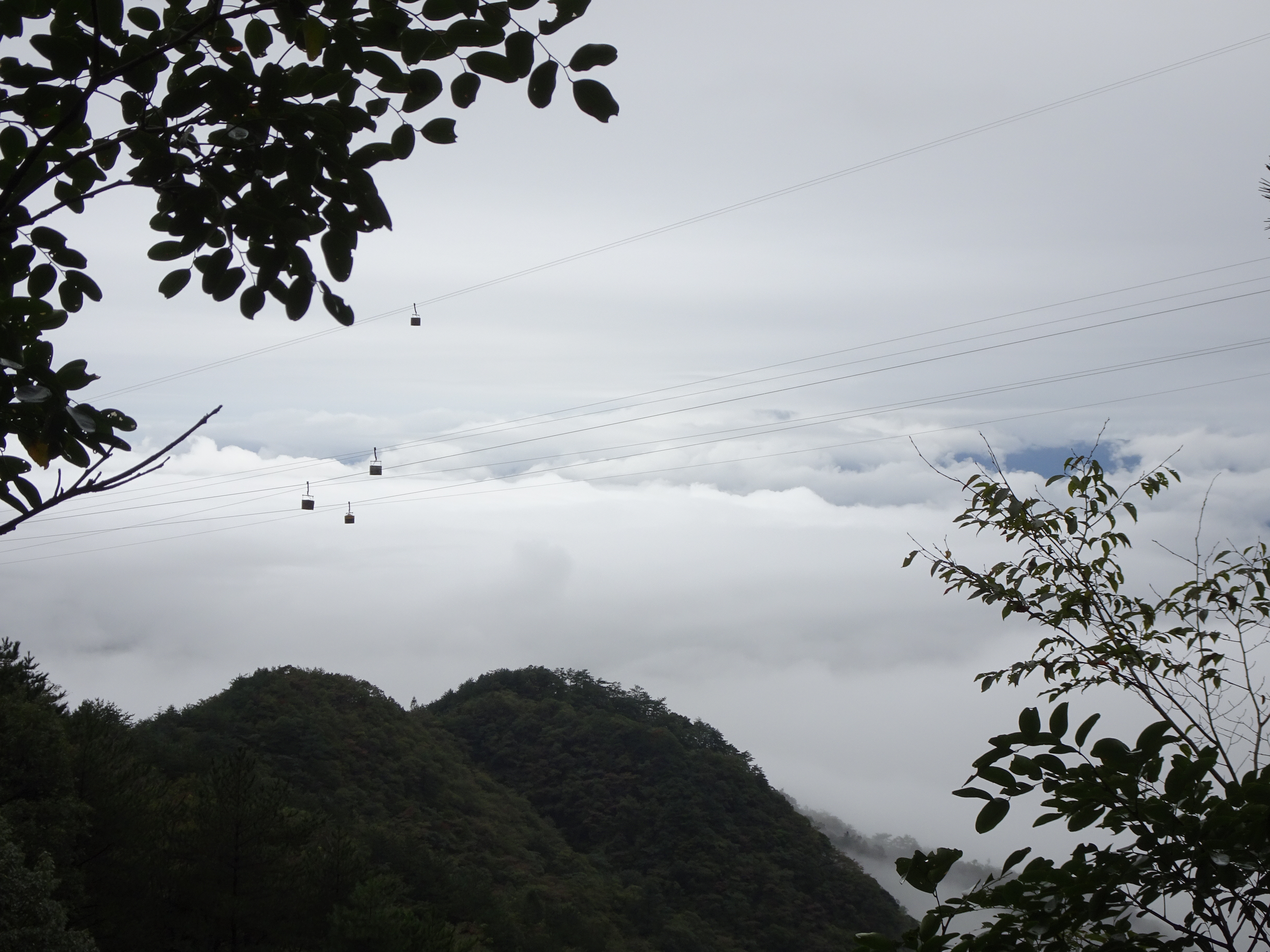 下山看云海，上山吸海云